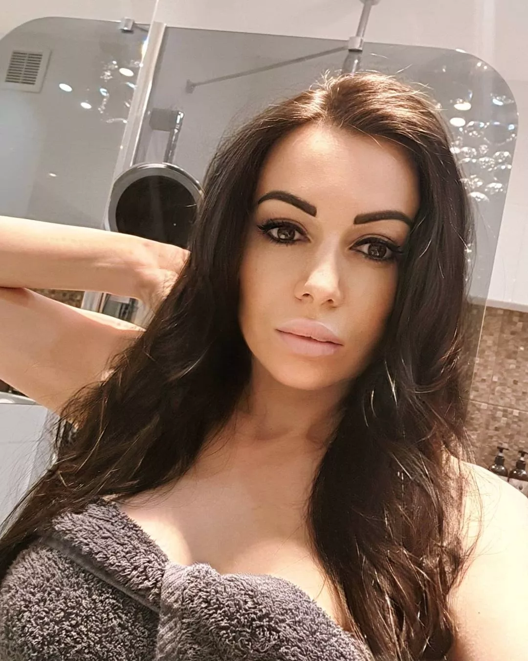 Mega gorąca fotka prosto z łazienki. Gwiazda disco polo kusi w samym ręczniku! 